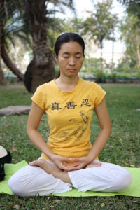 Méditation bangkok (photo longtrekhome (Falun Dafa fifth meditation exercise (in Bangkok)) via Wikimedia Commons)